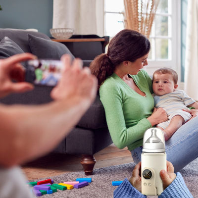 Maman préparant chauffe biberon bonne température recharge USB transportable maison campagne