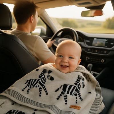 Bébé voiture papa vacances recouvert couverture bébé style zèbre beige tricotée coton nomade