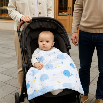 Bébé recouvert couverture bébé naissance baleine lavable nomade poussette famille magasin