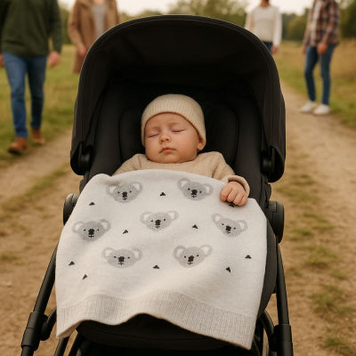 Bébé sieste poussette recouvert couverture bébé design tête de nounours réconfortante nomade chaleureuse