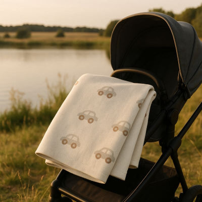 Couverture bébé style voiture beige douce nomade saisons douces posée sur poussette campagne