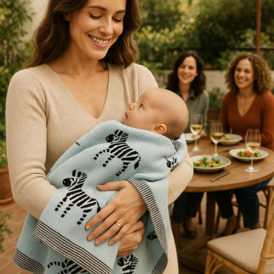 Bébé bras maman repas amis terrasse recouvert couverture bébé style zèbre bleu unisexe lavable respirante nomade