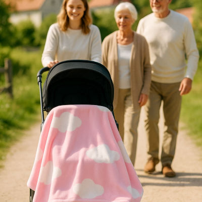 Bébé poussette sous couverture nomade bébé rose design nuage chaude réconfortante promenade campagne famille