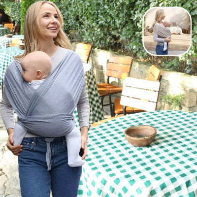 Jeune-maman-marchant-dans-la-rue-portant-dans-son-écharpe-de-portage-bébé-gris-clair-design-et-s-adaptant-à-toute-morphologie-son-bébé-relaxé.