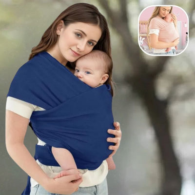 Jeune-maman-dans-un-parc-portant-son-nourrisson-dans-son-écharpe-de-portage-bleu-marine-souple-design-lui-procurant-un-contact-peau-à-peau