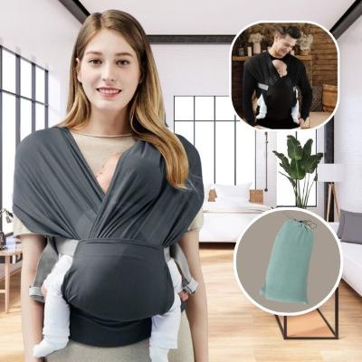 bébé-dort-paisiblement-dans-son-écharpe-de-portage-gris-dans-les-bras-de-sa-maman-dans-son-salon-moderne