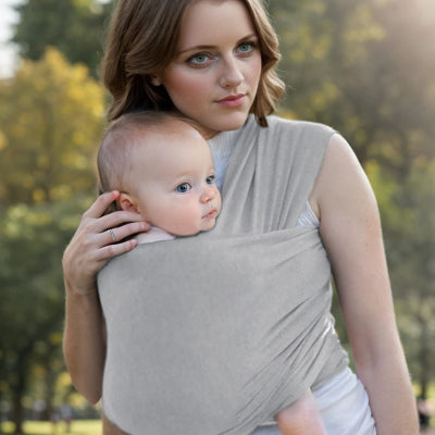 Maman portant bébé dans echarpe de portage nouveau né facile sèche rapidement promenade campagne