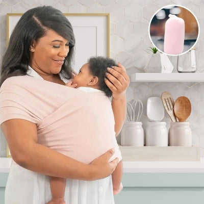 Jeune-maman-dans-sa-cuisine-portant-dans-son-écharpe-de-portage-rose-souple-son-bébé-ayant-moins-de-pleurs-et-étant-apaisé.