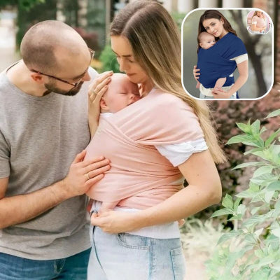 Jeune-papa-à-côté-de-la-maman-dans-une-cours-portant-son-nourrisson-apaisé-et-endormi-dans-son-écharpe-de-portage-rose-souple-sécuritaire-au-design-soigné.