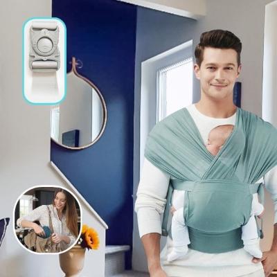 Bébé-dort-confortablement-dans-l-écharpe-de-portage-vert-dans-les-bras-de-son-papa-à-côté-d-un-escalier-dans-un-appartement