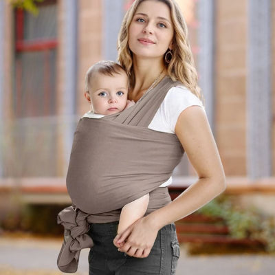 Maman jardin porte bébé dans écharpe porte bébé élégante légère marron