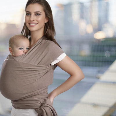 Maman promenade ville portant bebe dans echarpe porte bebe stylee facile a installer