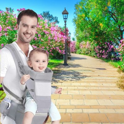Papa portant bébé dans porte bébé design-léger