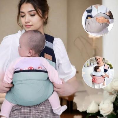 bébé-assis-dans-un-porte-bébé-physiologique-de-manière-ergonomique