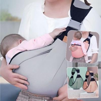 bébé-serein-allongé-dans-un-porte-bébé-physiologique-dans-les-bras-de-sa-maman