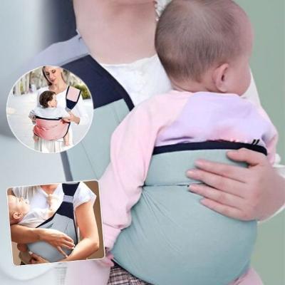 bébé-assis-confortablement-dans-un-porte-bébé-physiologique-dans-les-bras-de-sa-maman