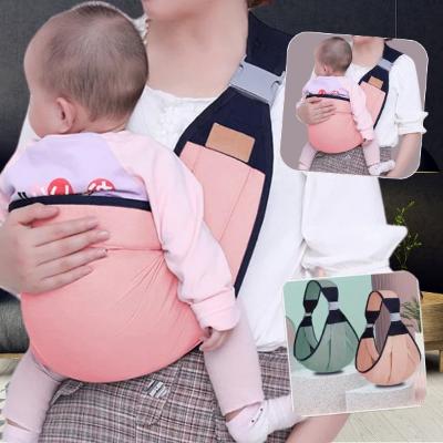 bébé-regarde-le-monde-dans-un-porte-bébé-physiologique-dans-les-bras-de-sa-maman