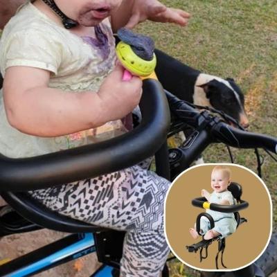 une enfant-portant-un-t-shirt-jaune-pâle-assis-dans-son-porte-bebe-velo-correctement-ajusté-à-sa-taille-sur-le-vélo-de-sa-maman-en-dégustant-une-glace-parfumée-en-regardant-autour-de-lui-dans-un-jardin-accompagné-de-son-chien-blanc-et-noir-âgé
