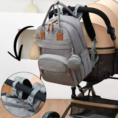 Sac-à-dos-à-langer-gris-fixé-solidement-grâce-aux-sangles-ajustables-et-clipsables-à-la-poussette