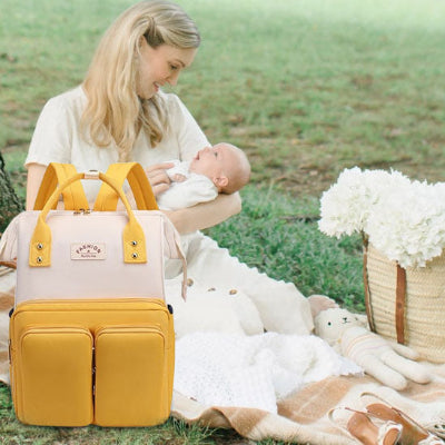 Maman pique-nique parc preparant biberon sac a langer de luxe design elegant blanc jaune poche isotherme