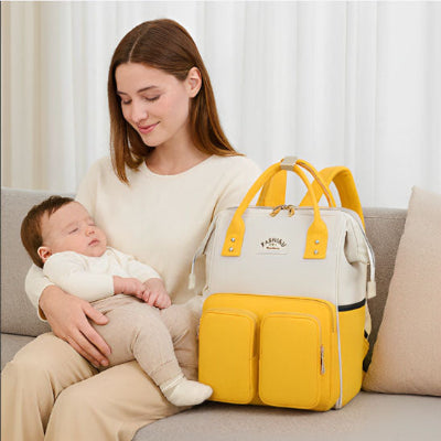 Maman salon preparant sac a langer de luxe design elegant blanc jaune sangles reglables