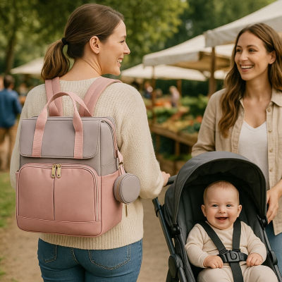 Maman promenade au marché portant sac a langer de luxe design gris rose poche isotherme biberon