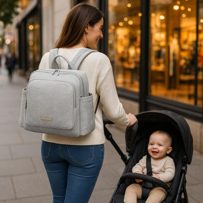 Maman promenade magasin ville poussette bébé portant sac a langer de luxe raffiné gris élégant spacieux