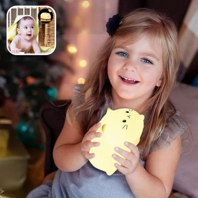 Jeune enfant jouant chambre avec veilleuse bébé chat jaune silicone doux.