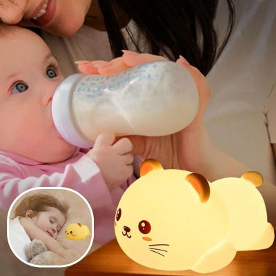 Maman-donnant-le-biberon-à-son-bébé-émerveillé-par-sa-veilleuse-bébé-jaune-si-réconfortante.