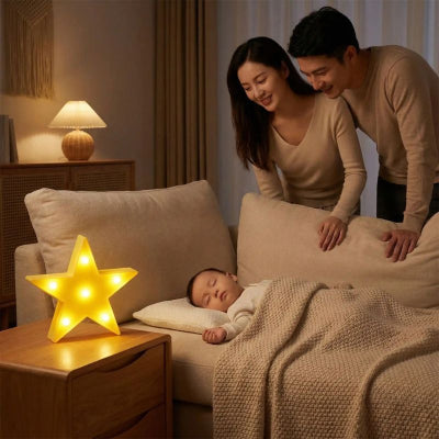 Bébé endormi avec veilleuse bebe etoile couleur jaune design enchante sympathique points lumineux