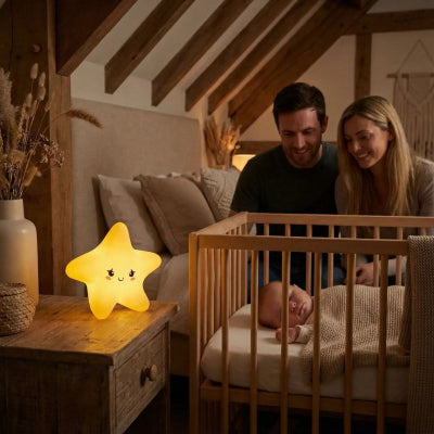 Bébé dort chambre veilleuse bebe etoile design jaune visage securitaire parents maison