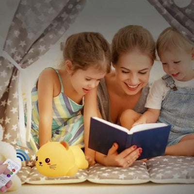 Maman-et-ses-2-enfants-regardant-un-lit-dans-leur-chambre-éclairé-par-leur-veilleuse-bébé-de-couleur-jaune-à-moustache