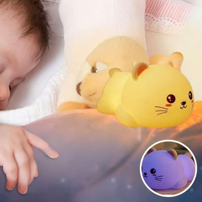 Bébé-se-reposant-confortablement-dans-son-lit-éclairé-par-sa-veilleuse-bébé-jaune-et-blanc-apaisante.