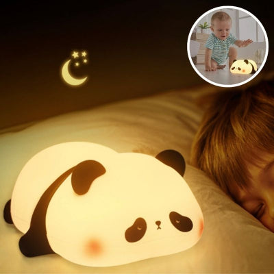 Jeune-enfant-dormant-dans-sa-chambre-à-côté-de-sa-veilleuse-bébé-en-silicone-doux-en-forme-de-panda