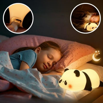 Jeune-enfant-venant-de-s-endormir-dans-son-lit-à-côté-de-sa-veilleuse-bébé-en-forme-de-panda