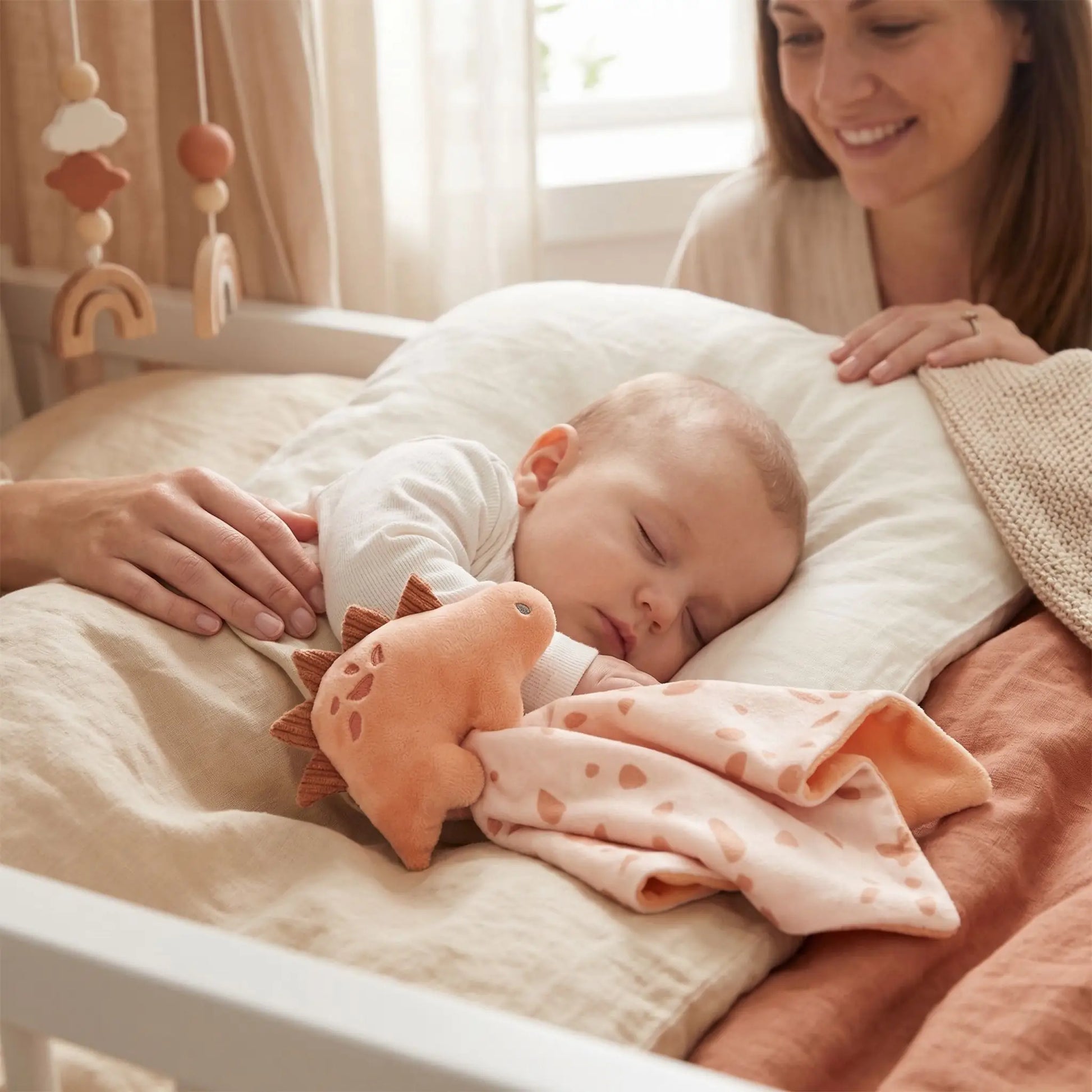 Doudou dinosaure attachant couleur abricot