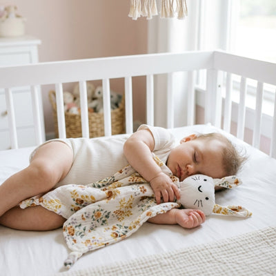 Doudou lapin sécurisant style floral affectueux