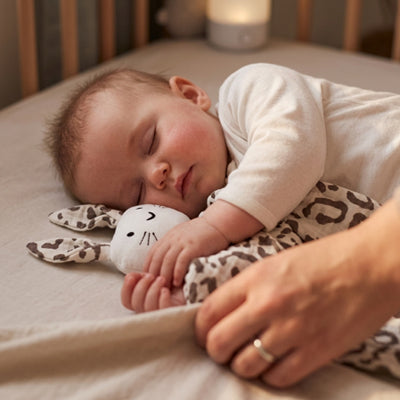 Doudou lapin sécurisant style léopard