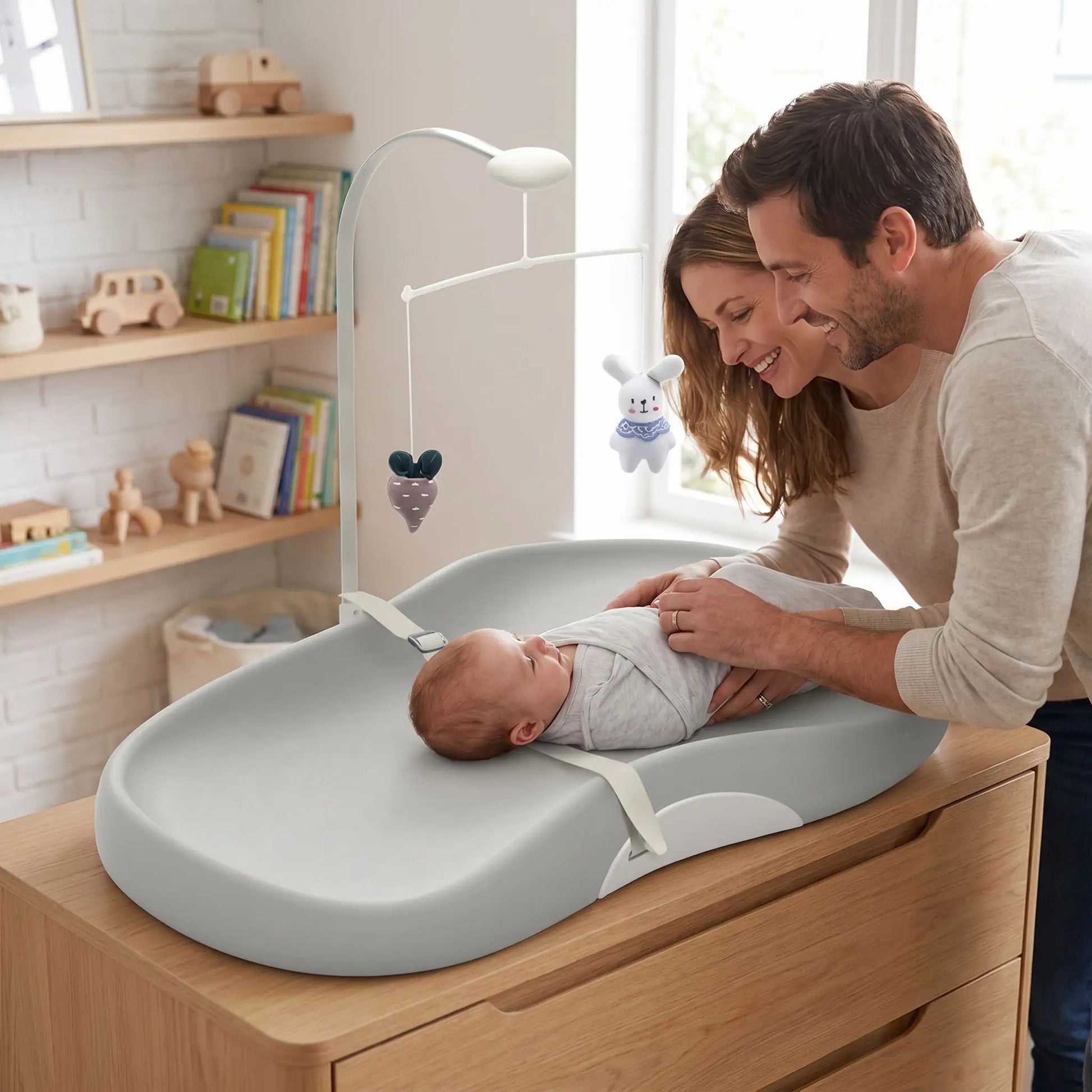 Matelas à langer ergonomique jouets suspendus