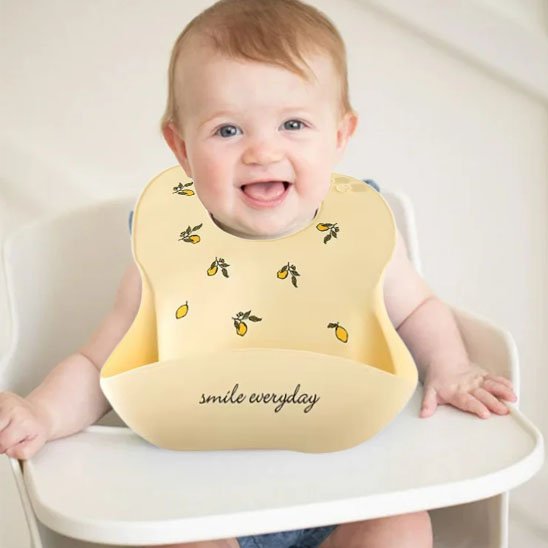 Bavoir-silicone-design-ocre-bouton-pression