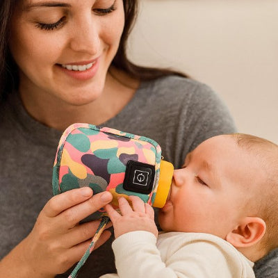 Maman donnant chauffe-biberon portable design multicolore ajustable velcro salon