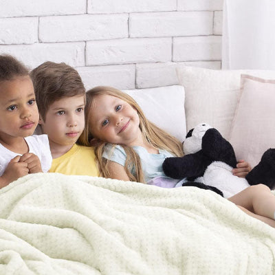 couverture bébé blanc délicate recouvrante frères soeurs salon