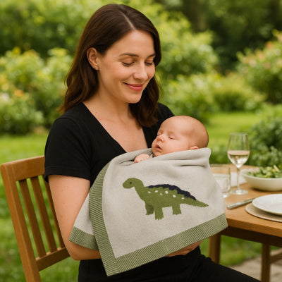 Bébé sieste recouvert couverture bébé design dinosaure vert réconfortante pur coton tricoté dans bras maman jardin