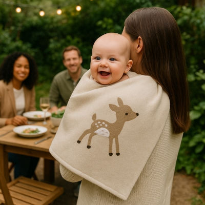 Bébé bras maman recouvert couverture bébé design faon respirante lavable nomade repas jardin amis.