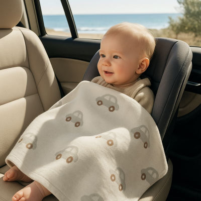 Couverture bébé design voiture beige enveloppante nomade pur coton recouvrant bébé voiture vacances mer