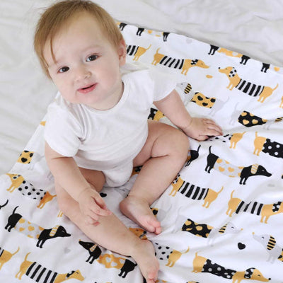 Couverture bebe motif chien fond blanc coton polaire bébé assis chambre
