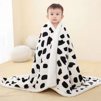 Couverture bebe motif taches noir fond blanc protectrice hiver enfant debout chambre