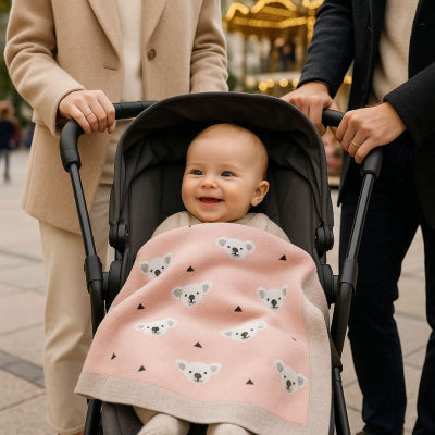 bebe poussette recouvert couverture bebe nomade design koala rose confortable legere promenade ville famille