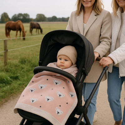bebe poussette recouvert couverture bebe nomade design koala rose transportable respirante promenade campagne famille
