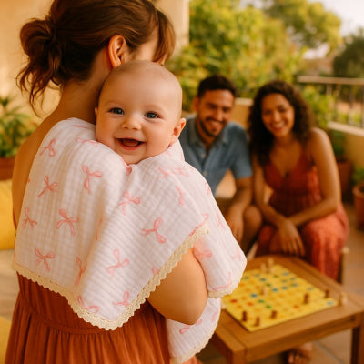 Maman portant bébé recouvert couverture bébé rose souple légère chaleureuse
